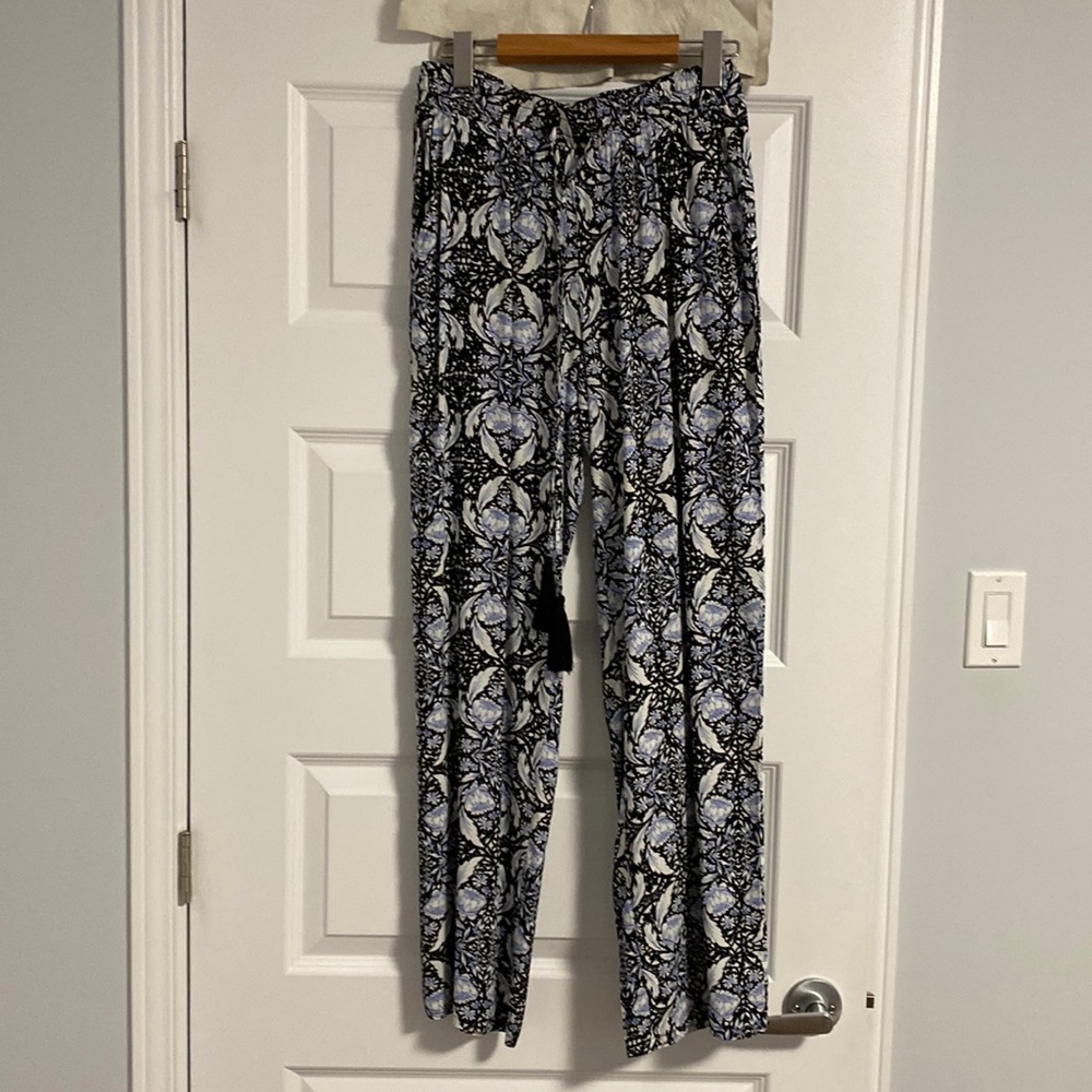 Luna Pants two side pockets with Tasso , elastic waist ban . Size s  never worn.